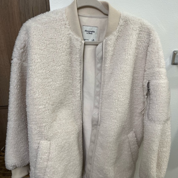 Abercrombie and Fitch Oversized Sherpa Bomber Jacket - Picture 4 of 6